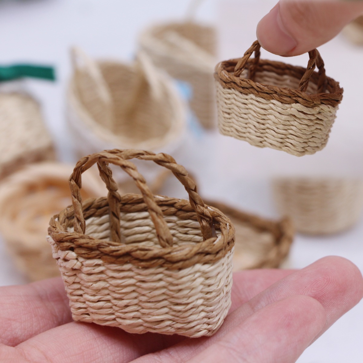 1Pc ドールハウス手織りラフィット草ハンドヘルドバスケット - Basket Bag Wicker のレビューと価格